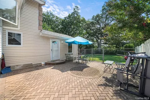1850 Lenox Ave, East Meadow, NY 11554