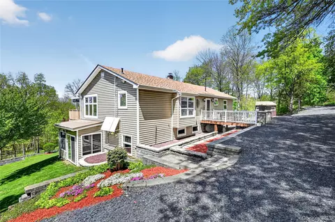 77 Maidstone Dr, Walden, NY 12586