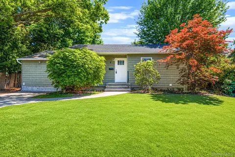 8 Wood Haven Pl, East Northport, NY 11731