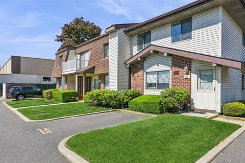 86 W Cambridge Dr W #86, Copiague, NY 11726