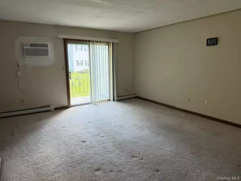 Living - 6 Yew Ct #H, Fishkill, NY 12524 photo 3 of 5