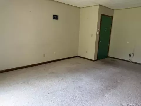 Living - 6 Yew Ct #H, Fishkill, NY 12524 photo 2 of 5