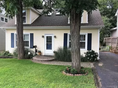 11 Bay St, Bayville, NY 11709
