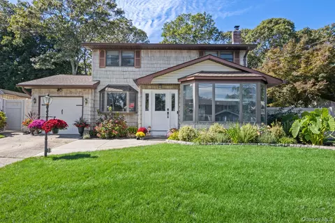 14 Mountain St, Lake Ronkonkoma, NY 11779