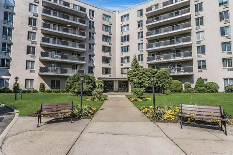 135 Post Ave #5-L, North Hempstead, NY 11590