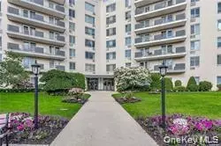 135 Post Ave #5-L, North Hempstead, NY 11590