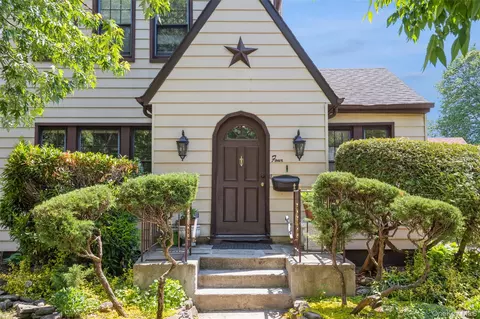 4 May Ct, West Hempstead, NY 11552