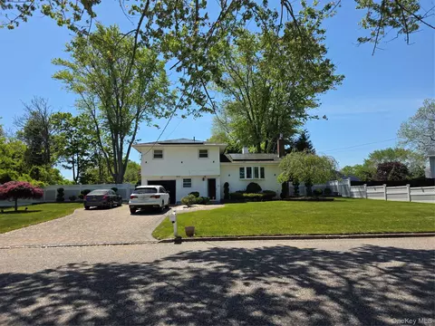 10 Meehan Ln, Coram, NY 11727