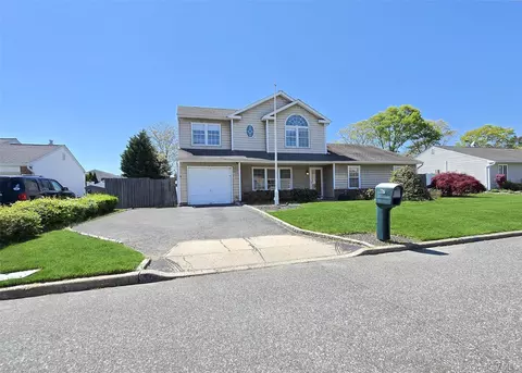 67 Sequoia Way, Holbrook, NY 11741