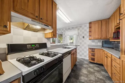 Kitchen - 8 Cayuga Dr, Peekskill, NY 10566 photo 2 of 3