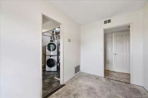 Entry Way - 8 Cayuga Dr, Peekskill, NY 10566 photo 3 of 3