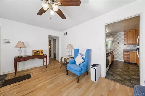 Entry Way - 8 Cayuga Dr, Peekskill, NY 10566 photo 2 of 3
