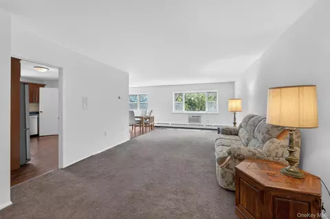 Living - 1 Lakeview Dr #1P, Peekskill, NY 10566 photo 2 of 3
