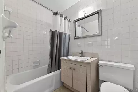 Bath - 1 Lakeview Dr #1P, Peekskill, NY 10566 photo 1 of 2