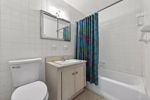 Bath - 1 Lakeview Dr #1P, Peekskill, NY 10566 photo 2 of 2