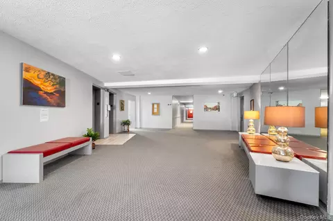 Entry Way - 1 Lakeview Dr #1P, Peekskill, NY 10566 photo 2 of 4