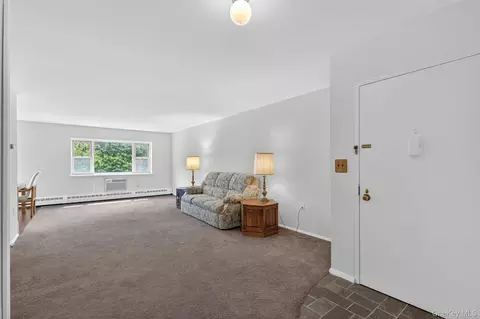 Living - 1 Lakeview Dr #1P, Peekskill, NY 10566 photo 1 of 3