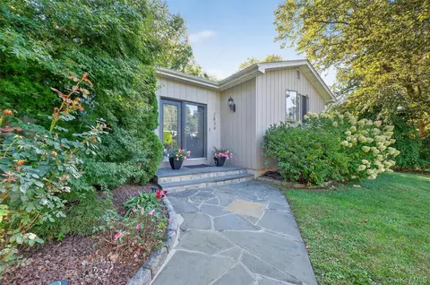 2834 Hedge St, Yorktown, NY 10598