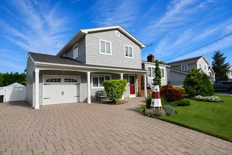 223 W End Ave, Massapequa, NY 11758