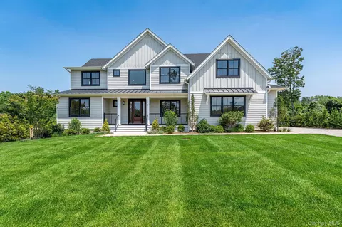 7 Sea Crest Ct, Riverhead, NY 11947