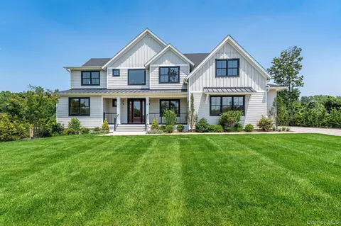 7 Sea Crest Ct, Riverhead, NY 11947