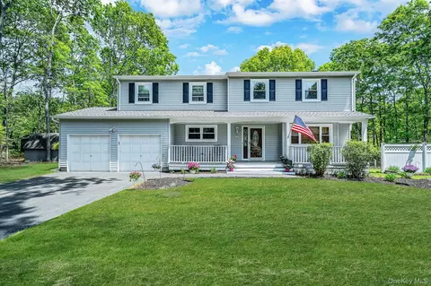 17 Barbara Anne St, Manorville, NY 11949