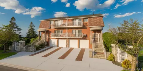 15754 95th St, New York, NY 11414