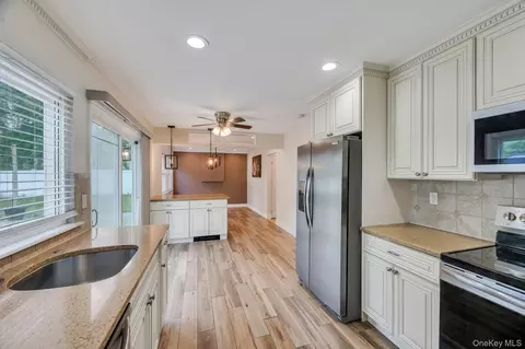 Entry Way - 4 Hale Ln, Coram, NY 11727 photo 1 of 2