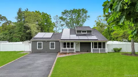 4 Hale Ln, Coram, NY 11727