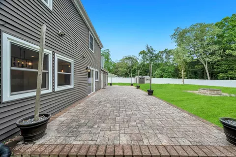 Exterior - 4 Hale Ln, Coram, NY 11727 photo 2 of 4
