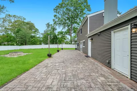 Exterior - 4 Hale Ln, Coram, NY 11727 photo 3 of 4