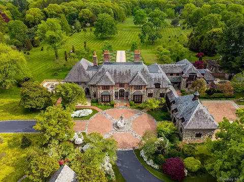 1 Applewood Est, Oyster Bay, NY 11545