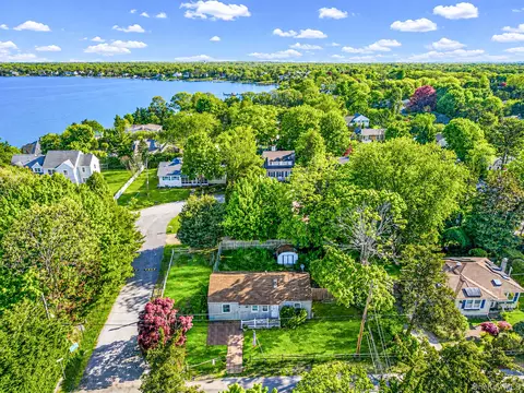 20 Elder Ave, Hampton Bays, NY 11946