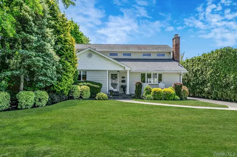 36 Manitton Ct, Islip, NY 11751