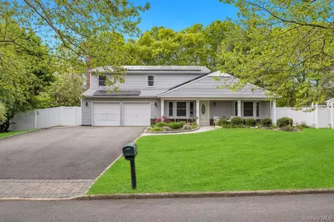 6 Grand Canyon Ln, Coram, NY 11727