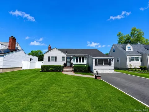 17 Shelly Ct, Plainview, NY 11803