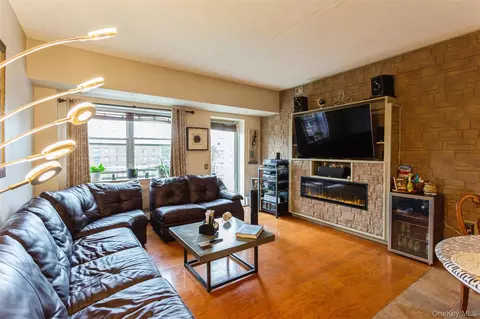 260 Beach 81st St #6H, New York, NY 11693