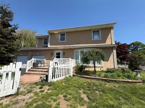 48 E Grove St, Massapequa, NY 11758