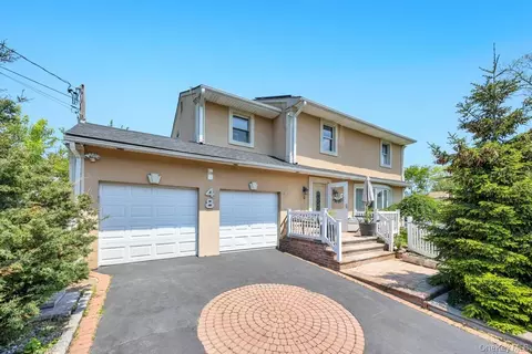 48 E Grove St, Massapequa, NY 11758