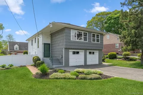 28 Satinwood Rd, Bayville, NY 11709