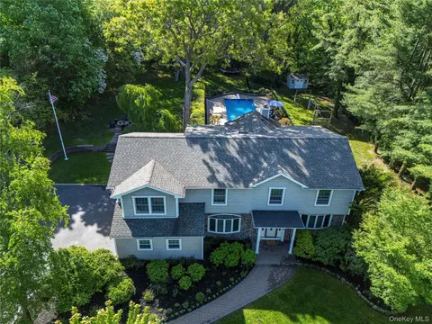 4 Crabapple Ct, Mount Sinai, NY 11766