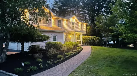 4 Crabapple Ct, Mount Sinai, NY 11766