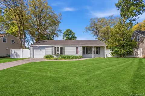 14 Lurcott Ln, Central Islip, NY 11722