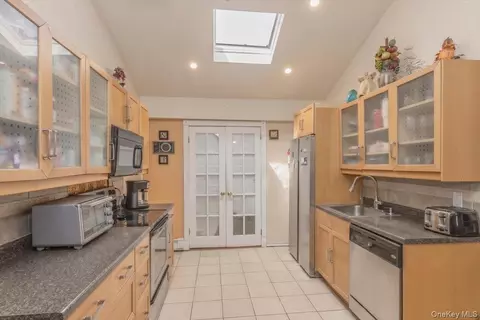 Entry Way - 14 Lurcott Ln, Central Islip, NY 11722 photo 1 of 3