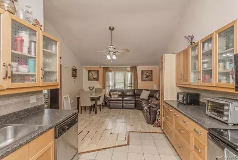 Entry Way - 14 Lurcott Ln, Central Islip, NY 11722 photo 2 of 3
