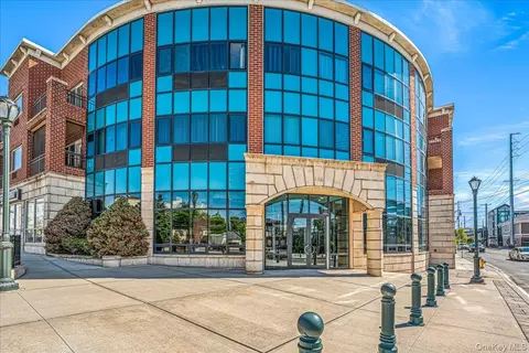 130 Post Ave #324, North Hempstead, NY 11590