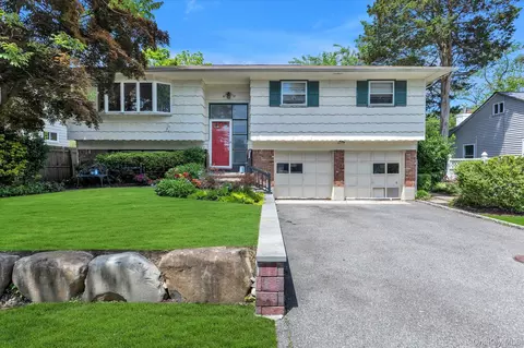 261 W Pulaski Rd, Huntington Station, NY 11746
