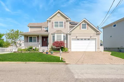 2683 Peconic Ave, Seaford, NY 11783