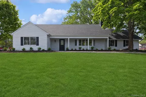 4 Blackwell Ln, Stony Brook, NY 11790