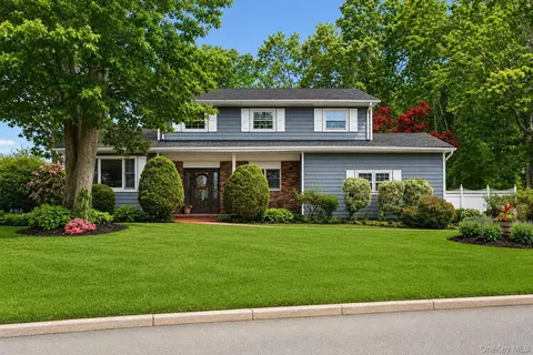 29 Alister Cir, East Northport, NY 11731
